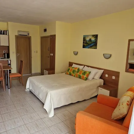 מלון דירות Pool View Studio, Pollo Resort, Sunny סאני ביץ'