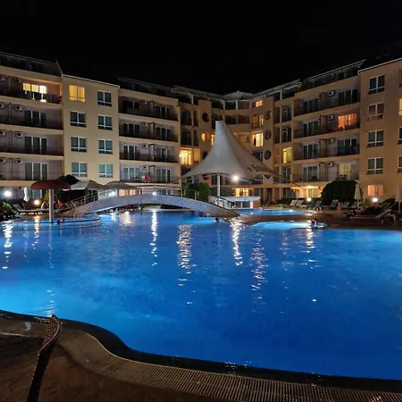 Pool View Apartment, Sunny